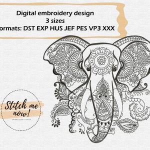 Può includere: Ricamo digitale in bianco e nero di un elefante con intricati motivi di mandala. Il design è disponibile in tre dimensioni e nei seguenti formati: DST, EXP, HUS, JEF, PES, VP3 e XXX. Il testo "Stitch me now!" è incluso anche nell'immagine.