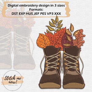 Puede incluir: Diseño bordado de un par de botas marrones con hojas de otoño en tonos naranja, rojo y amarillo. El diseño incluye el texto "Stitch me now!" y las palabras "Digital embroidery design in 3 sizes" y "Formats: DST EXP HUS JEF PES VP3 XXX".