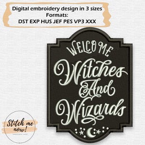 Könnte beinhalten: Schwarzes, gesticktes Schild mit den Worten "WELCOME Witches And Wizards" in weißer Schrift. Das Schild hat einen dekorativen Rand und enthält ein Mond- und Stern-Design. Das Bild enthält auch den Text "Digital embroidery design in 3 sizes" und "Stitch me now!"