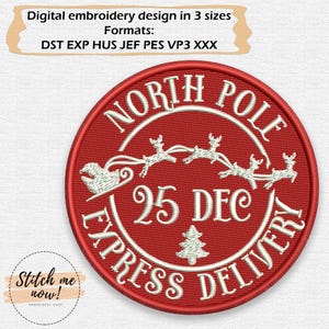 Pode incluir: Um patch bordado vermelho com texto e imagens brancas. O patch diz "North Pole Express Delivery" com "25 DEC" no centro. O design inclui um trenó, renas e uma árvore de Natal. O texto "Digital embroidery design in 3 sizes" está no topo.