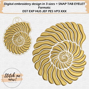 Puede incluir: Diseño de bordado digital con dos formas de concha de nautilus doradas. El diseño incluye el texto "Digital embroidery design in 3 sizes + SNAP TAB EYELET" y "Stitch me now! EMBROIDERY SHOP". El diseño está disponible en varios formatos.