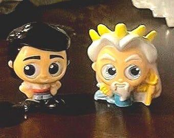 Può includere: Un set di sette piccole figurine di plastica di personaggi del film Disney La Sirenetta. Le figurine sono colorate e presentano i personaggi Ariel, il principe Eric, Ursula, Flounder, Sebastian e Scuttle.