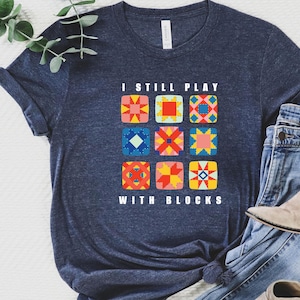Bonita camiseta de acolchado para quilters que dice "Todavía juego con bloques", divertida camiseta de acolchado, camiseta de retiro de acolchado, regalo para quilters