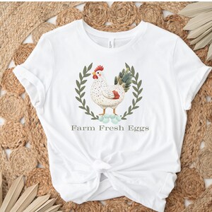 農場の新鮮な卵のチキンTシャツ。自給自足農家、ファーマーズマーケット、裏庭で鶏を飼っている人、鶏愛好家向け。ユニセックスTシャツ、半袖シャツ。