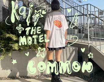 nomkakaii x Common × THE MOTEL Collaboration Zand T-shirt