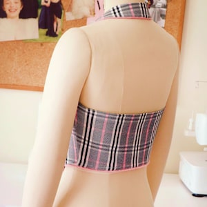 The back consists of one single piece and the shoulders are open.