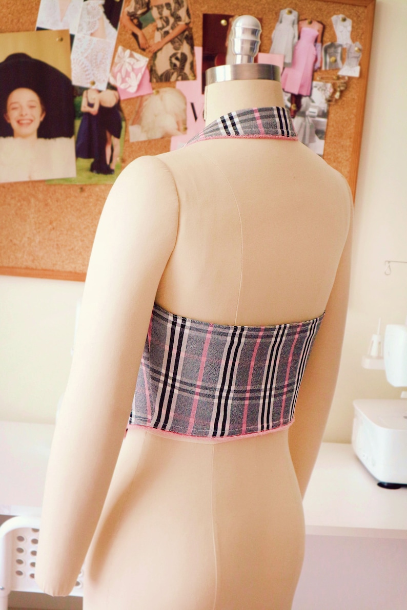 The back consists of one single piece and the shoulders are open.