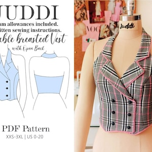 Pu&ograve; includere: Un modello PDF digitale per un gilet a doppio petto con schiena aperta. Il modello &egrave; disponibile nelle taglie XXS-3XL e nelle taglie italiane 0-20. L'immagine mostra un disegno del gilet e un manichino che indossa un gilet a quadri.