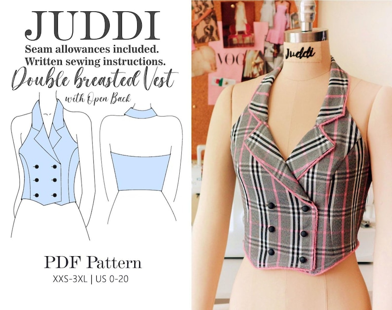 Pu&ograve; includere: Un modello PDF digitale per un gilet a doppio petto con schiena aperta. Il modello &egrave; disponibile nelle taglie XXS-3XL e nelle taglie italiane 0-20. L'immagine mostra un disegno del gilet e un manichino che indossa un gilet a quadri.