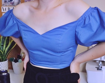 Patrón de costura para blusa con escote corazón y mangas abullonadas (PDF)
