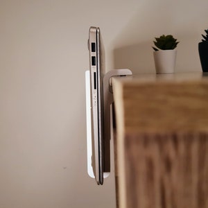 Soporte vertical de madera para computadora portátil para