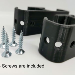 Puede incluir: Dos soportes de pl&aacute;stico negro con agujeros para tornillos y cuatro tornillos plateados. Se incluyen 4 tornillos.