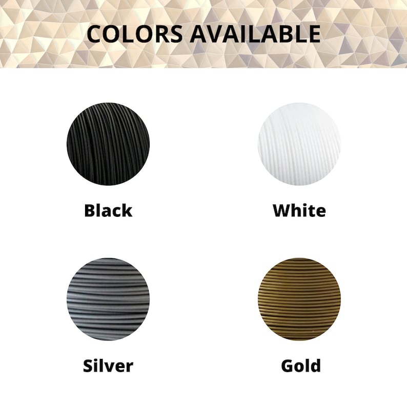 Puede incluir: Cuatro carretes de hilo en diferentes colores: negro, blanco, plateado y dorado. Los carretes est&aacute;n dispuestos en una cuadr&iacute;cula sobre un fondo blanco. El texto "COLORS AVAILABLE" est&aacute; en la parte superior de la imagen.