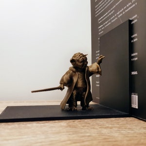 Hold Books with Yoda Figure