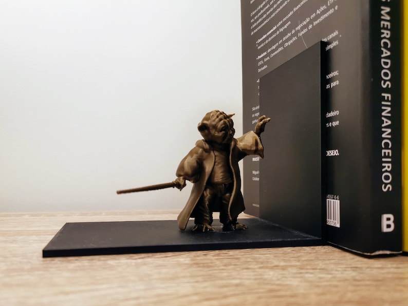 Hold Books with Yoda Figure