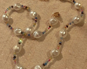 Collier en perles de verre nacrée