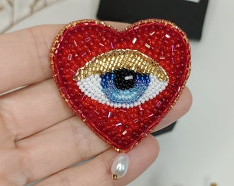 Broche mauvais oeil, Broche perlée oeil bleu, Broche brodée coeur avec oeil