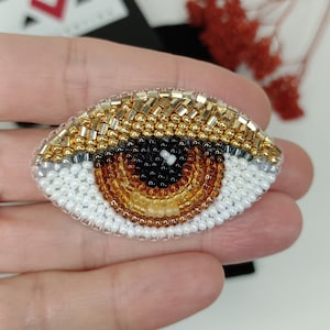 Böser Blick Brosche Perlenbrosche braunes Auge Gestickte Brosche