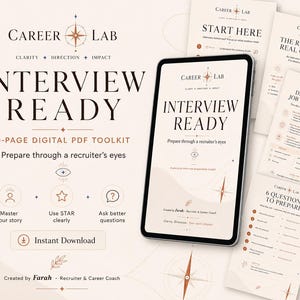 Op de afbeelding: Een digitale 10-pagina PDF-toolkit genaamd Career Lab Interview Ready, weergegeven op een tabletscherm en geprinte pagina's. Het ontwerp bevat een kompaslogo, neutrale beigetinten en donkerbruine tekst voor interviewvoorbereiding.