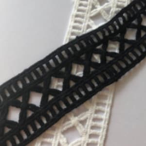 Geometric Venise Lace  trim 1 yard, 1 1/2&quot; wide  (576)