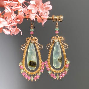 Orecchini a lampadario in prehnite fatti a mano: tormalina rosa, apatite, oro riempito 14 carati, regalo da donna