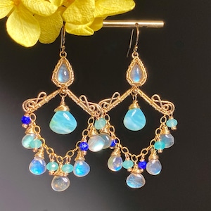 Orecchini a lampadario in labradorite: pendenti con pietre preziose avvolte in filo d'oro