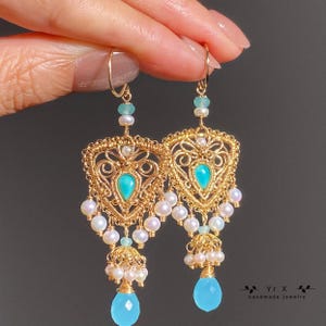 Orecchini a lampadario in turchese dell'Arizona fatti a mano: calcedonio acquamarina, perla, oro riempito 14 carati