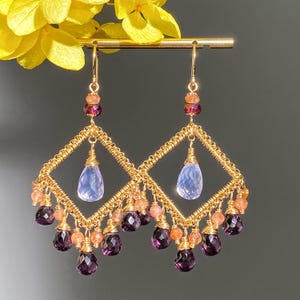 Orecchini a lampadario in ametista, quarzo prugna, pietra del sole, oro riempito 14 carati