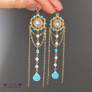 Orecchini fatti a mano con nappe in pietra di luna arcobaleno: perla, calcedonio acquamarina, oro riempito 14 carati