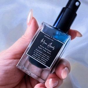 Puede incluir: Un frasco de vidrio rectangular lleno de líquido azul, con un dispensador de bomba negro y una etiqueta negra. La etiqueta dice: Rosemary & Thyme Skincare Co. Moon Flower Micro-Nutrient Night Time Elixir. INGREDIENTS: Prickly Pear oil, Blue Tansy flower, Plum oil, Squalane, Watermelon extract, Acai, Blueberry extract, Calendula flower.