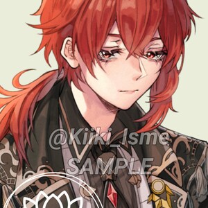 Puede incluir: Una ilustraci&oacute;n digital de un joven con el pelo largo y rojo recogido en una coleta. Lleva una chaqueta con estampado negro y dorado con una gema roja en la corbata. El texto "@Kiki_Isme SAMPLE" es visible en la imagen.