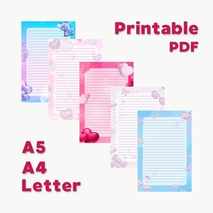 Pode incluir: Papel de carta imprimível em PDF nos tamanhos A5, A4 e Carta. O papel apresenta uma variedade de designs com corações, laços e nuvens em rosa, azul e branco.