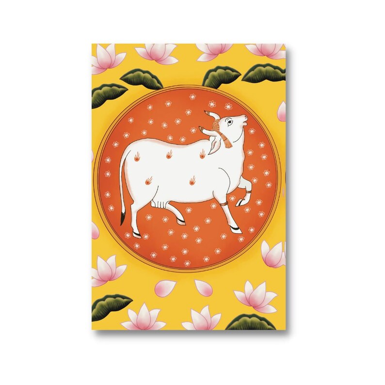 Puede incluir: Una vaca blanca con manchas naranjas se representa en un c&iacute;rculo sobre un fondo amarillo con flores de loto rosas. La vaca est&aacute; mirando hacia la derecha y tiene una cuerda marr&oacute;n alrededor del cuello.