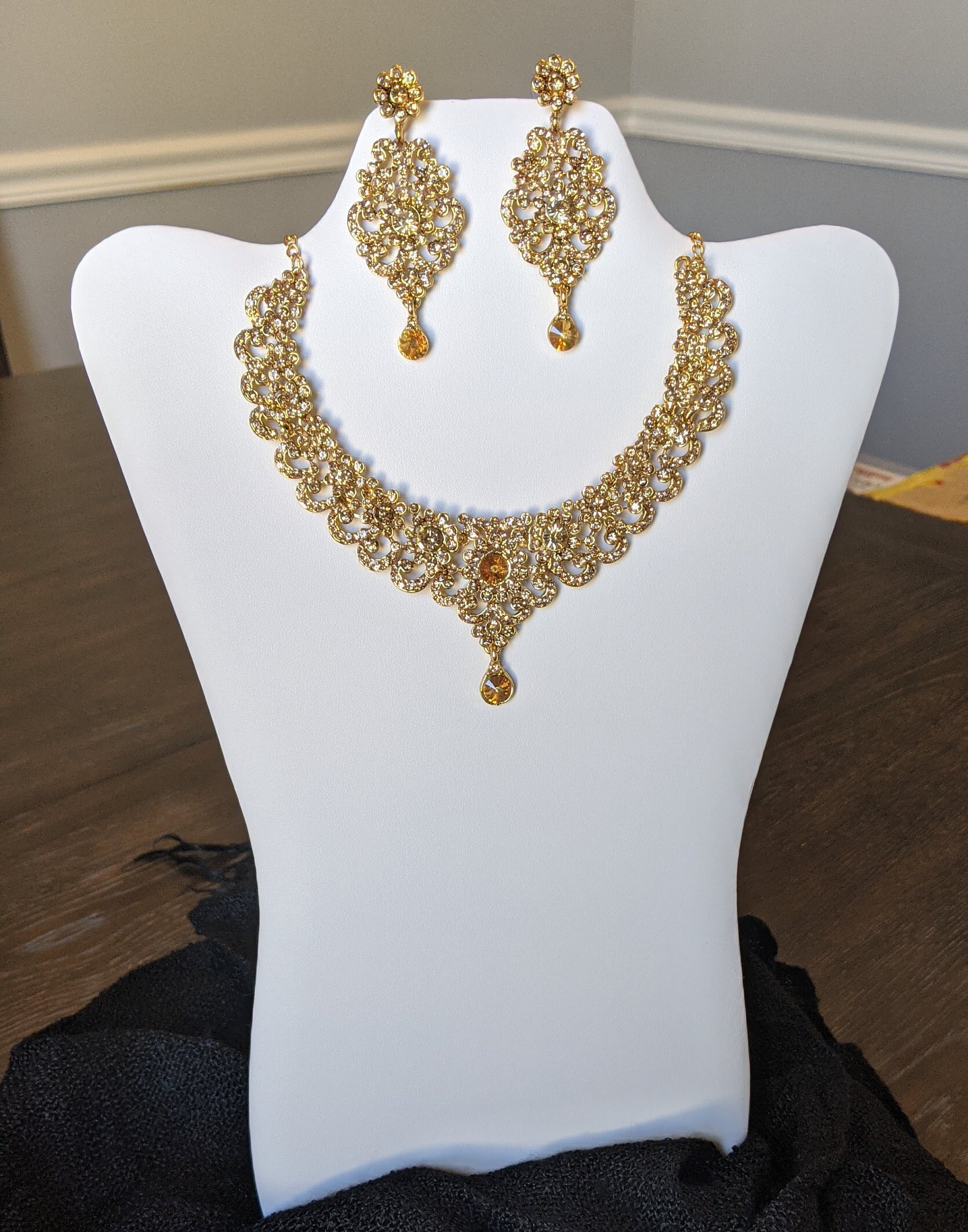 Janefashions Elegant Floral Austrian Rhinestone Bridal Necklace & Earrings Set – Gold Tone (N1786G)