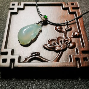 Ciondolo in giada birmana verde naturale di grado A con collana in argento sterling