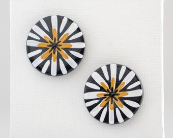 Boucles d’oreilles simples en argile polymère à fleurs noires, blanches et ocres. Fabriqué à la main, peint à la main.