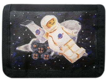 Portemonnee met handgeschilderde Lego-astronautkunst.