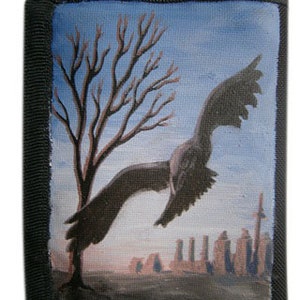 Cartera con cuervo pintado a mano arte gótico.
