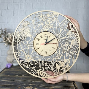 Extra stor väggklocka med blommor, bondgårdsstil, trädekor, unik present, henne, par, mamma, mormor, inflyttningsfödelsedag, jul, kök, studentrumsklocka