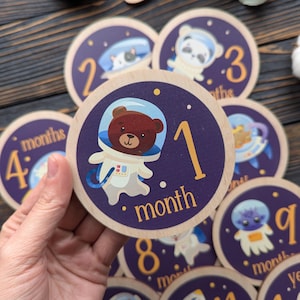 12 lindas tarjetas de hitos de animales espaciales, discos de crecimiento mensual del bebé, juego de números de madera, tarjetas para el primer año, regalo de embarazo para baby shower, accesorios fotográficos
