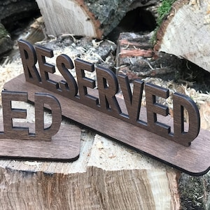 Sinal de mesa reservado para restaurante, sinal reservado para casamento, porta-cartões de café, assento reservado de madeira, decoração de mesa de restaurante, números de mesa de madeira
