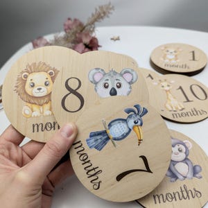 Niedliche Safari Tiere Meilenstein Karten Monatliche Baby Wachstumsscheiben Holz Andenken Zahlen Set Erste Jahr Karten Babypartygeschenk Foto Requisiten