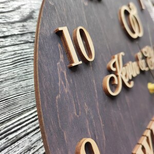 Unik väggklocka Anpassad 5-årsjubileumspresent Parnamnskylt Träinredning Personlig stor klocka Bröllop Förlovning Unik present bild 5