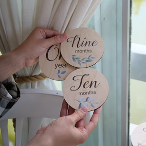 Unisex mijlpaalkaarten Maandelijkse groeischijven voor baby's Houten aandenkens Groene bloemen Cijfers Set eerstejaarskaarten Aangepast doopcadeau fotorekwisieten