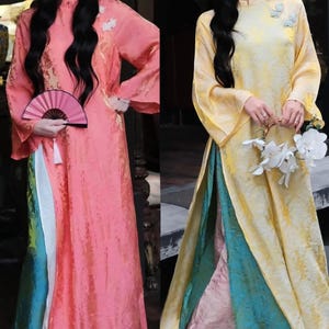 Könnte beinhalten: Zwei Frauen in traditionellen asiatischen Kleidern. Eines ist rosa, das andere gelb. Beide haben lange Ärmel und sind bodenlang, mit weiten, farbenfrohen Hosen darunter. Die Kleider haben Blumenstickereien.