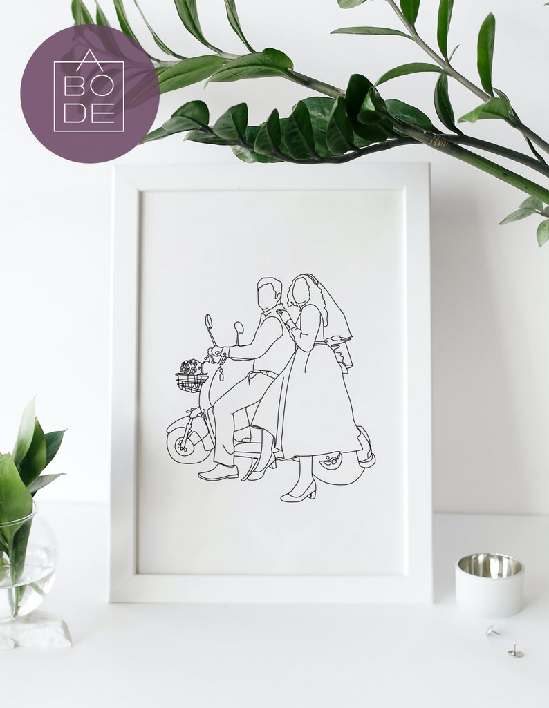 Pode incluir: Um desenho a preto e branco de um casal a andar de scooter. A mulher est&aacute; a usar um v&eacute;u e o homem est&aacute; a usar um fato. O desenho est&aacute; sobre um fundo branco.