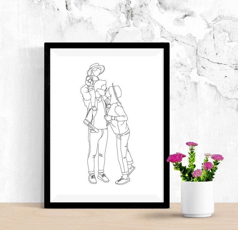 Pode incluir: Um desenho a preto e branco de uma fam&iacute;lia de tr&ecirc;s. O pai est&aacute; a segurar uma crian&ccedil;a nos ombros e a m&atilde;e est&aacute; a beijar a crian&ccedil;a na bochecha. Os tr&ecirc;s est&atilde;o a usar chap&eacute;us.