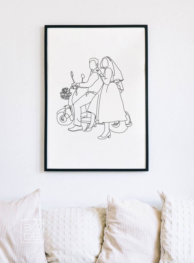 Pode incluir: Desenho de linha de um casal a andar de scooter. A mulher est&aacute; a usar um vestido e um v&eacute;u, e o homem est&aacute; a usar um fato. A scooter tem um cesto na frente.