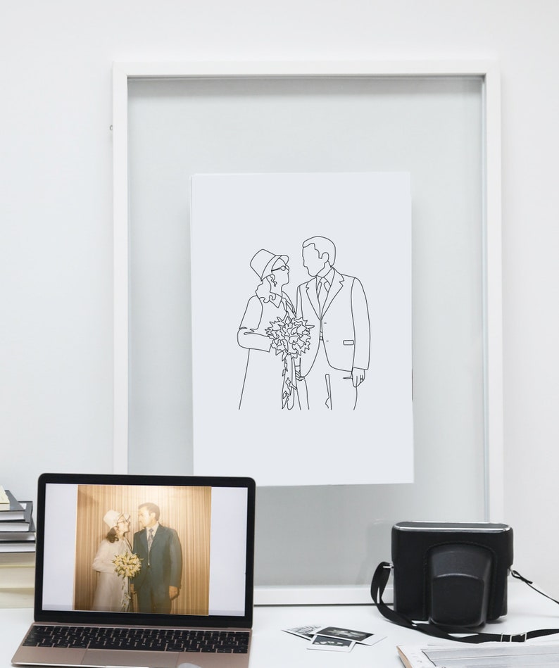 Pode incluir: Um desenho a preto e branco emoldurado de um casal em traje formal. A mulher est&aacute; segurando um buqu&ecirc; de flores. O desenho est&aacute; sobre um fundo branco.
