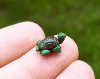 Mini statuetta di tartaruga fatta a mano: piccola decorazione da scrivania (0,47 pollici)